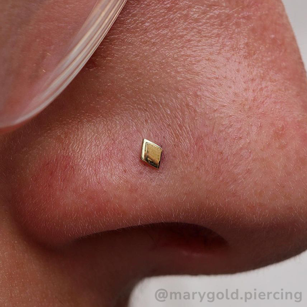 18K Yellow gold diamond shape in nostril piercing