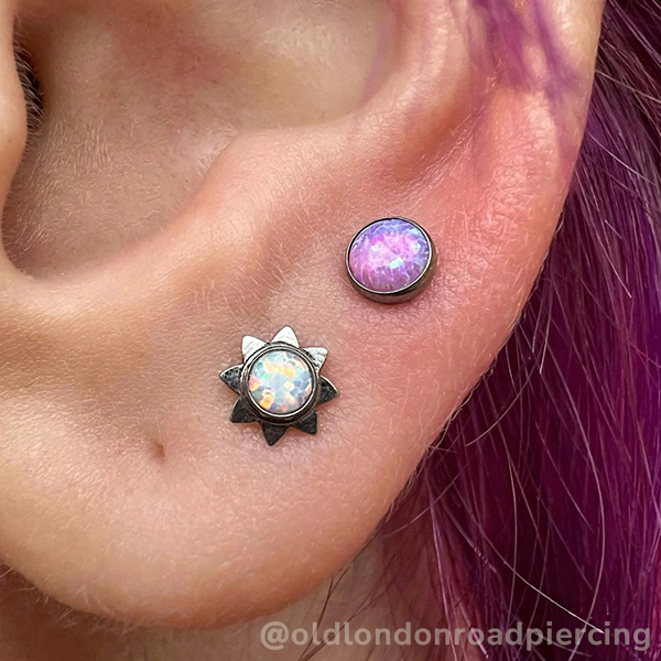 Lobe piercing with white opal Sun Cabochon 