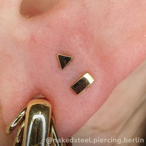 Titanium bar in lobe piercing